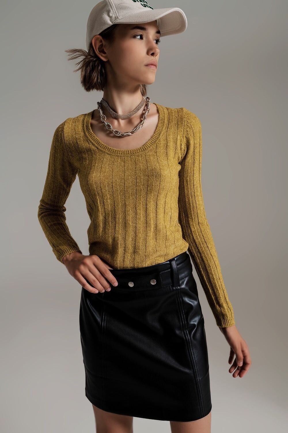 Grüner Pullover aus Rippstrick mit weitem Halsausschnitt