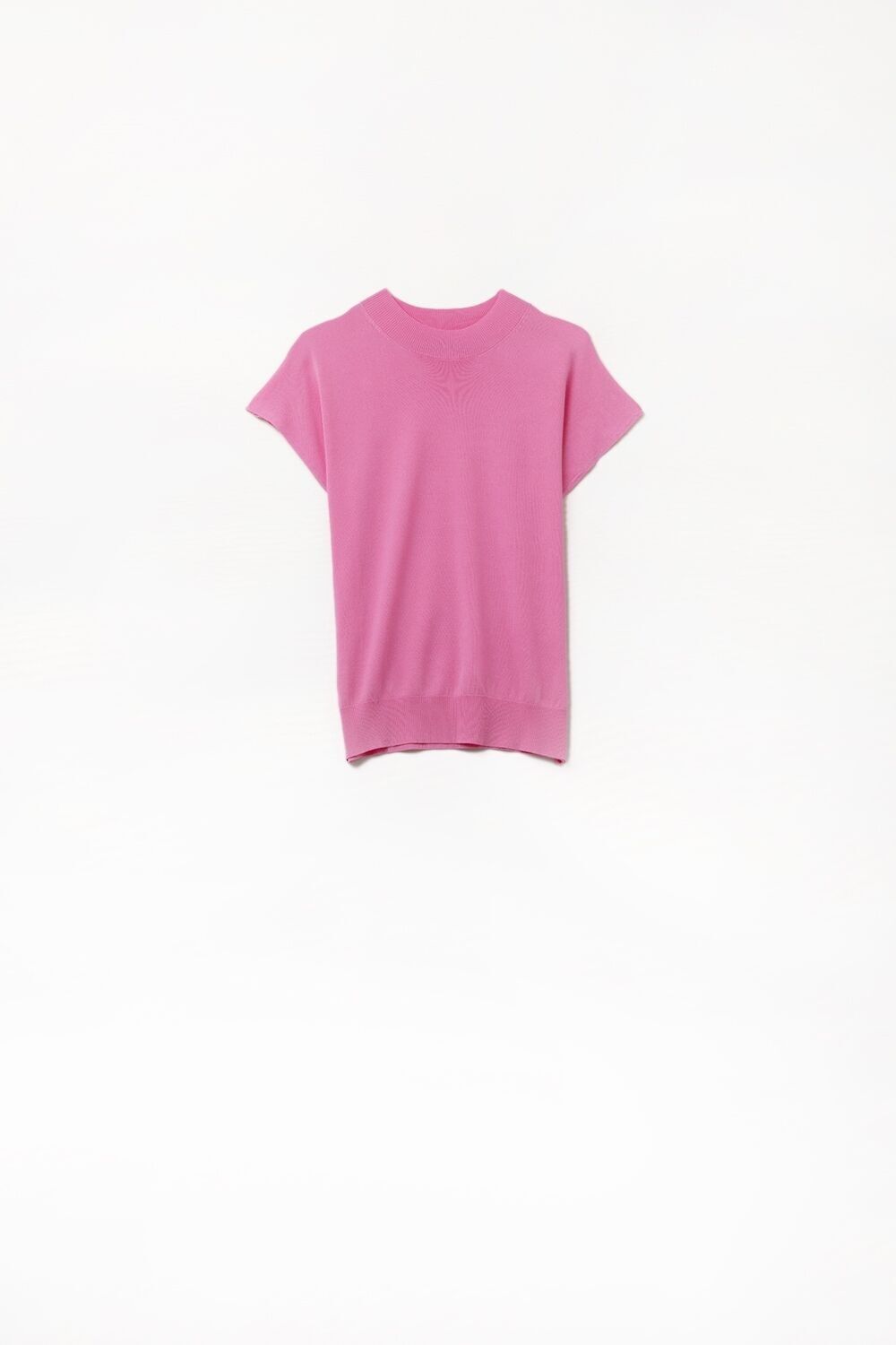 Fucshia turtleneck sweater with fitted short sleeves
