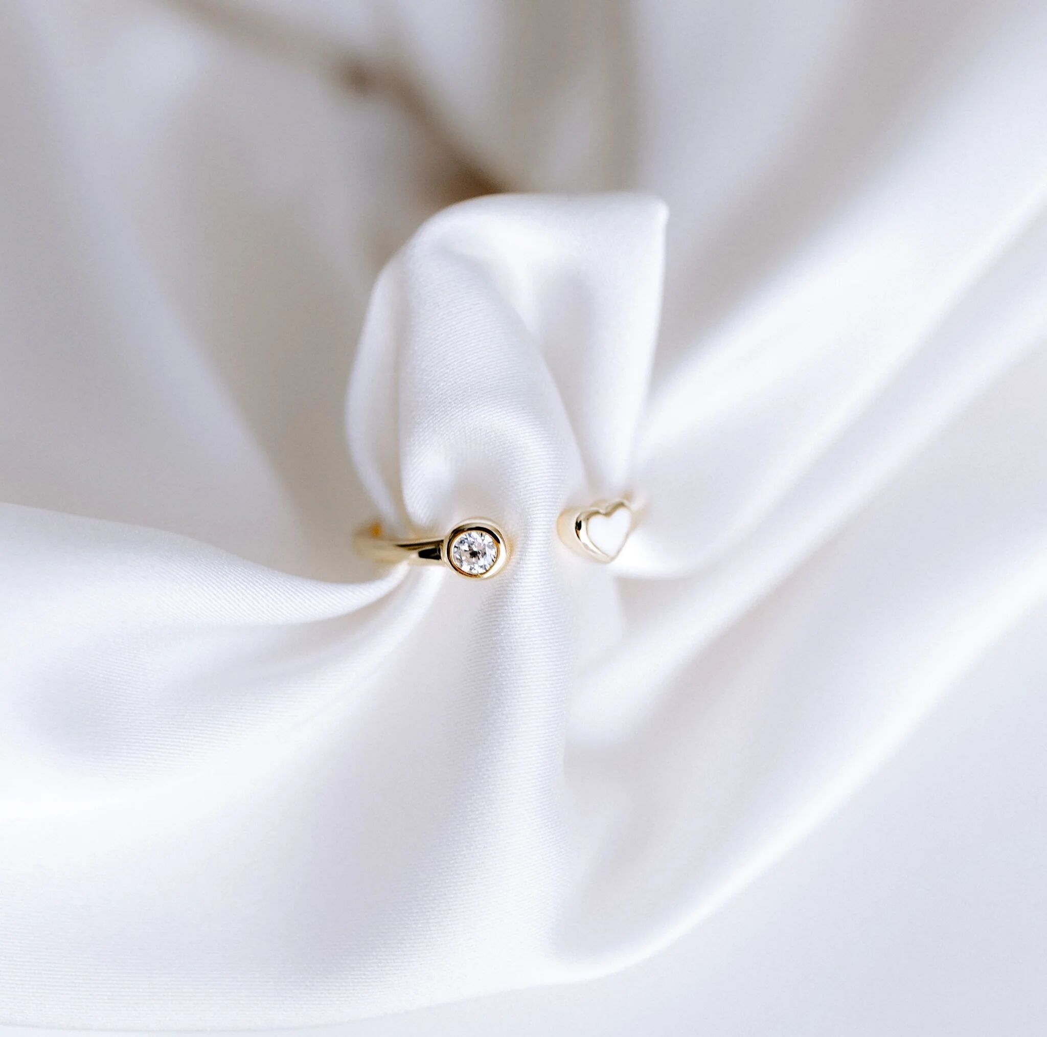 Anillo Lovebound MAMA con circonita cúbica y piedra de corazón