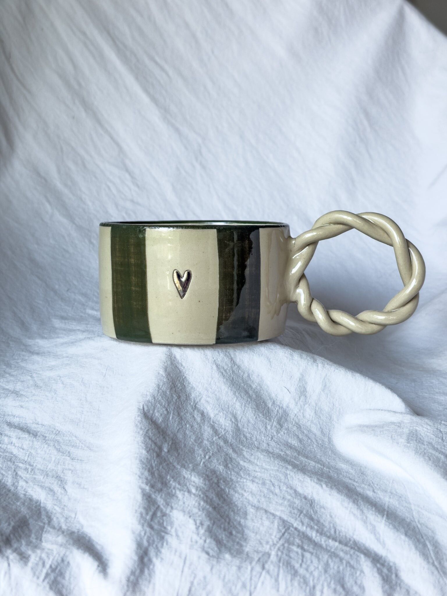 „Silbernes Herz“-Tasse mit waldgrünen Streifen