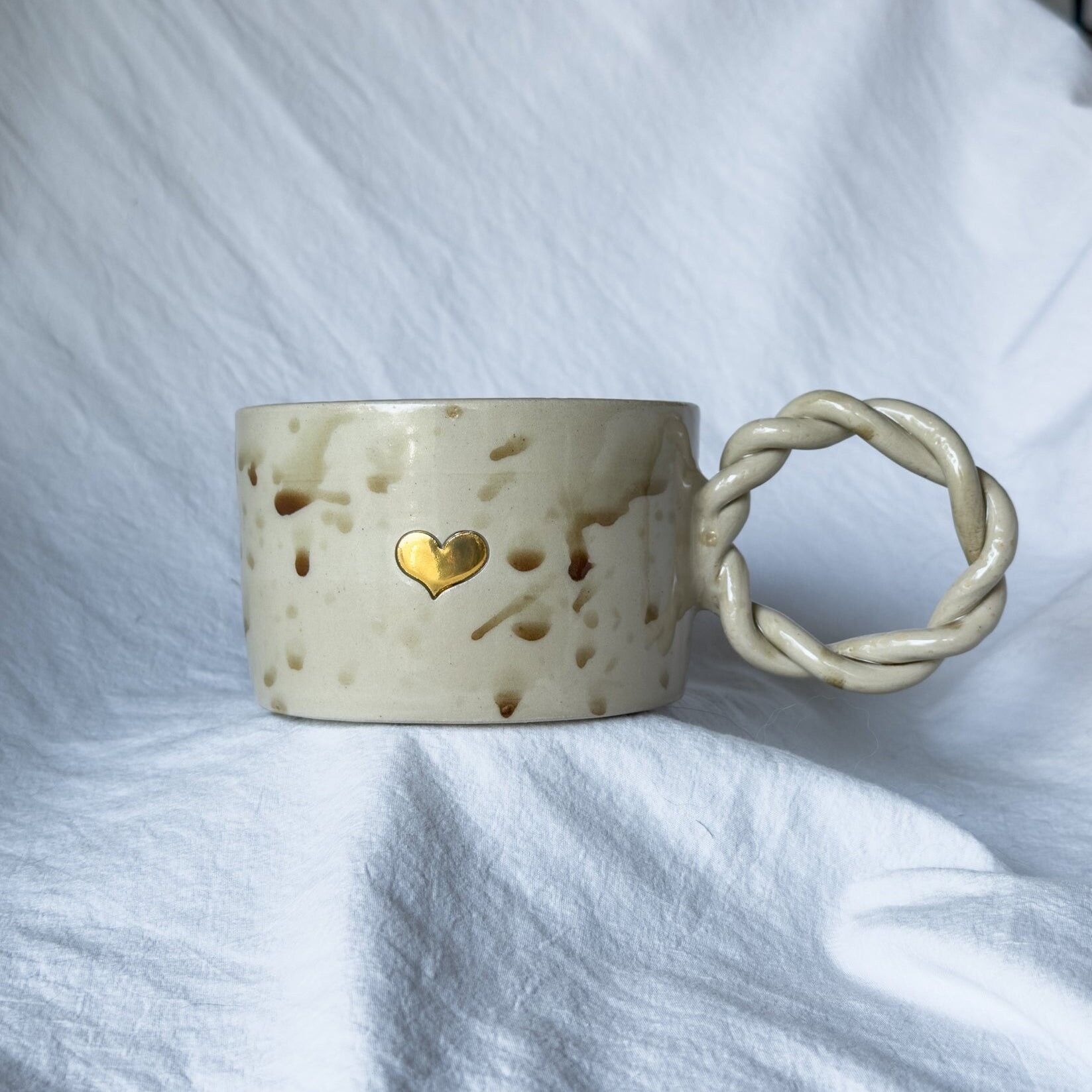 Tasse mit einem „goldenen Herz“ und einem mattbraunen Spritzer 🤎