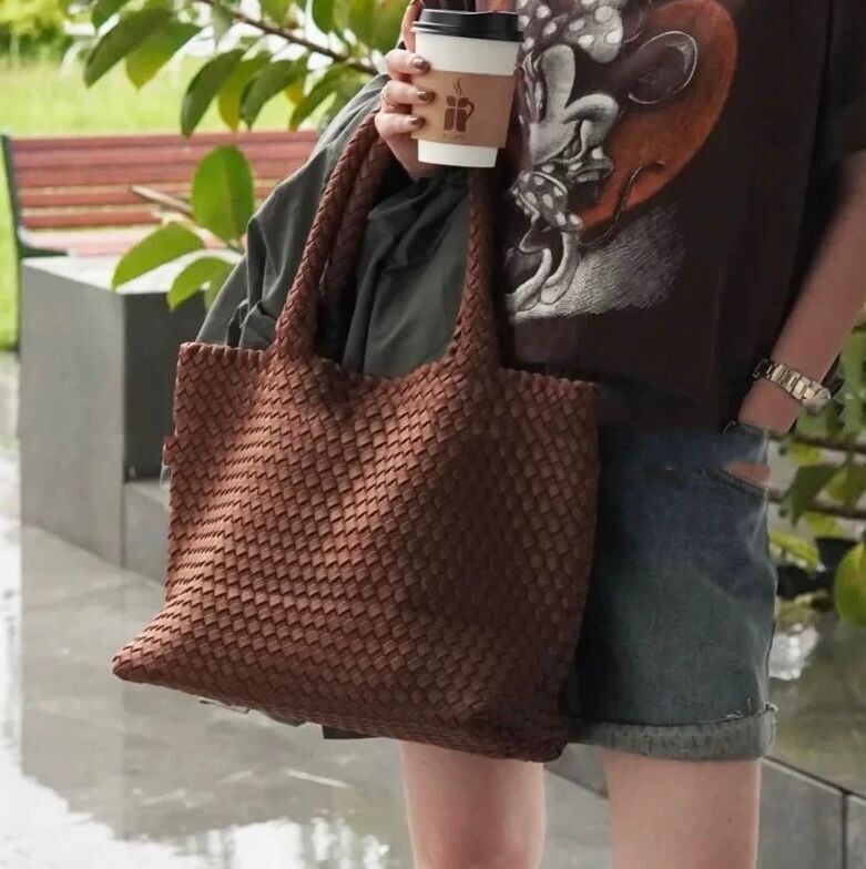 Umhängetasche aus veganem Intrecciata mit Stoff aus Neopren