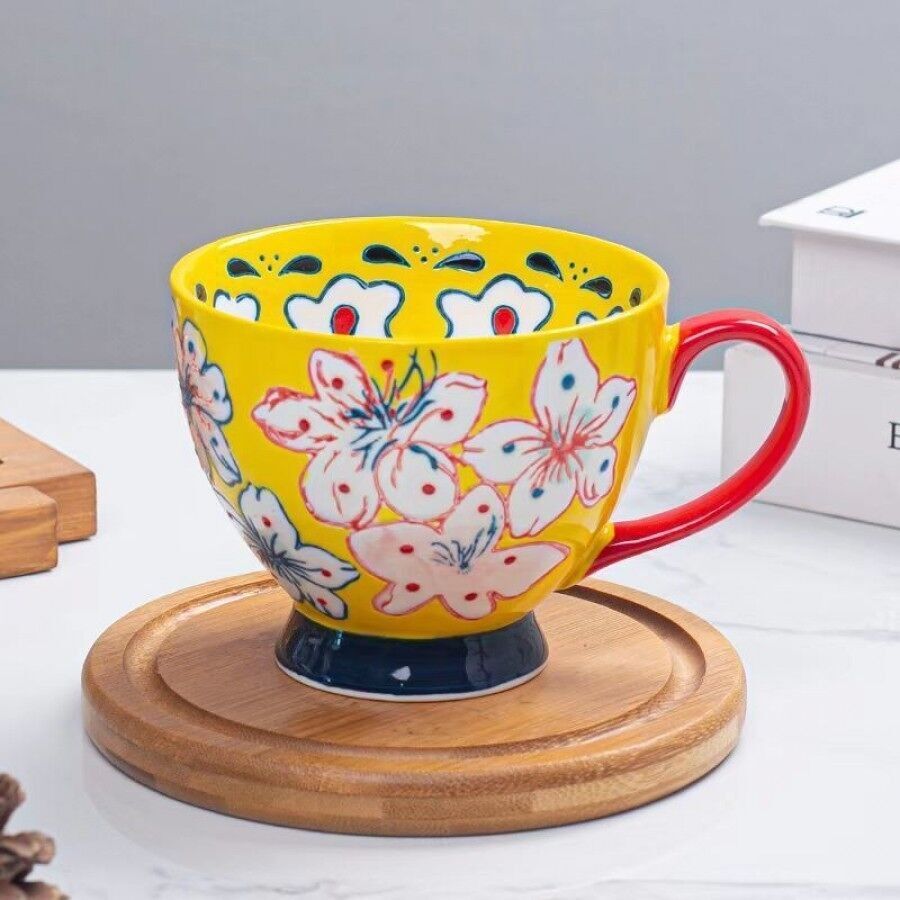 Tasses en céramique aux motifs colorés