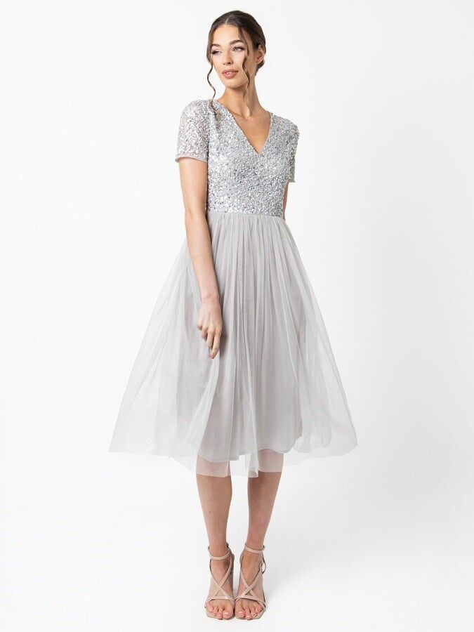 Maya Midikleid in Soft Grey mit V-Ausschnitt und Verzierungen