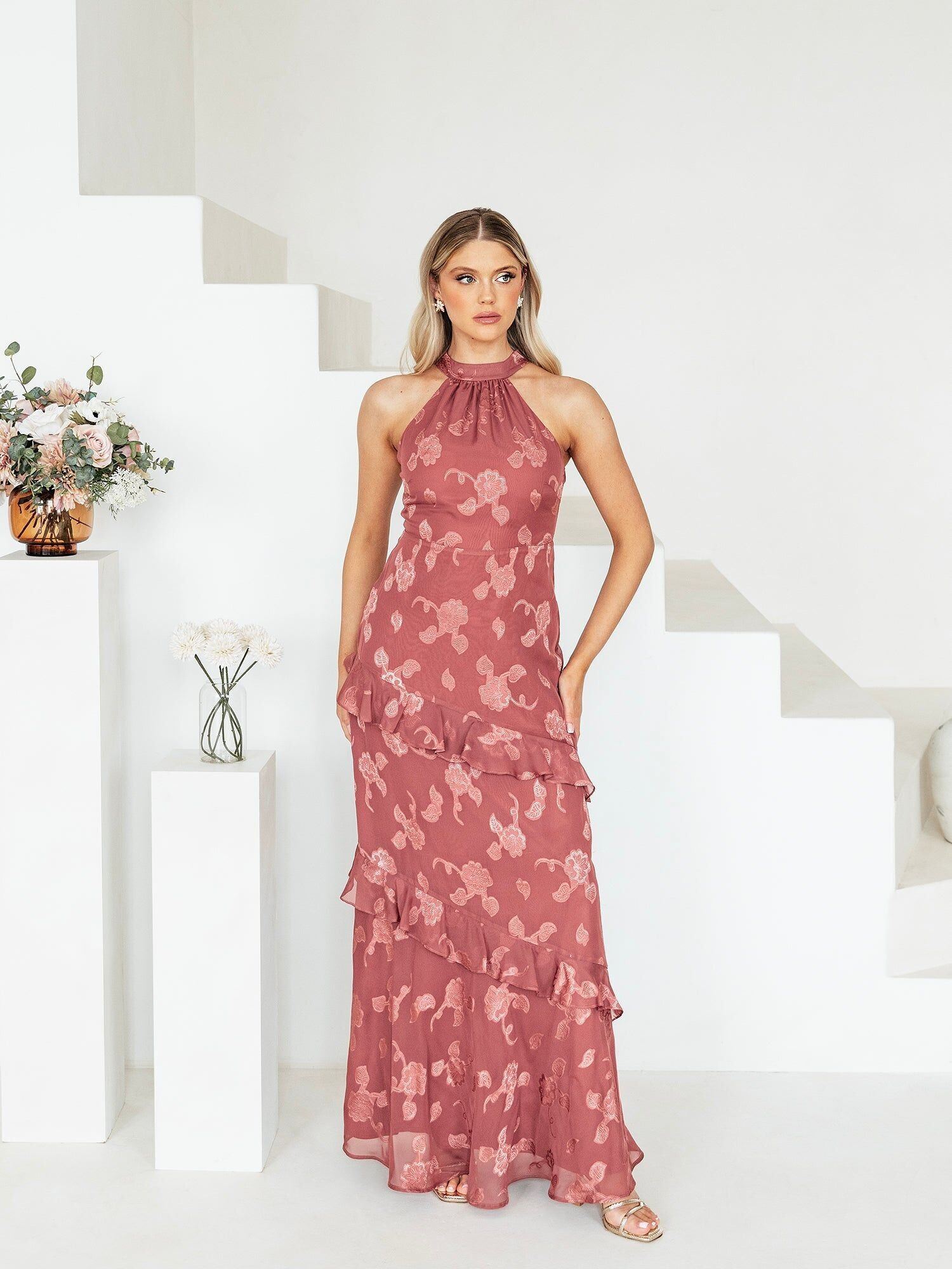 Vestido largo con cuello halter en jacquard floral rosa cobre Maya