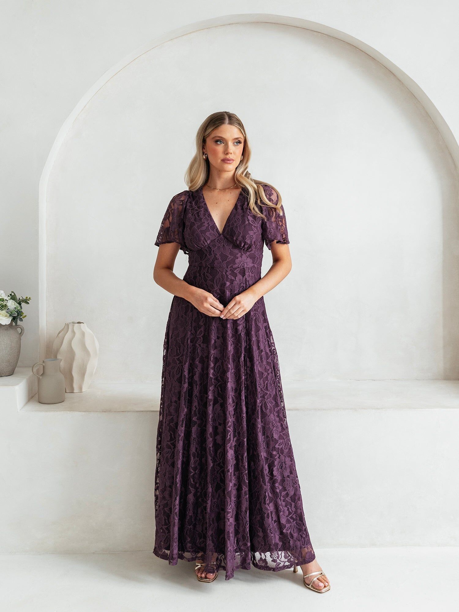 Vestido largo con escote en V y mangas de ángel de encaje Maya Berry