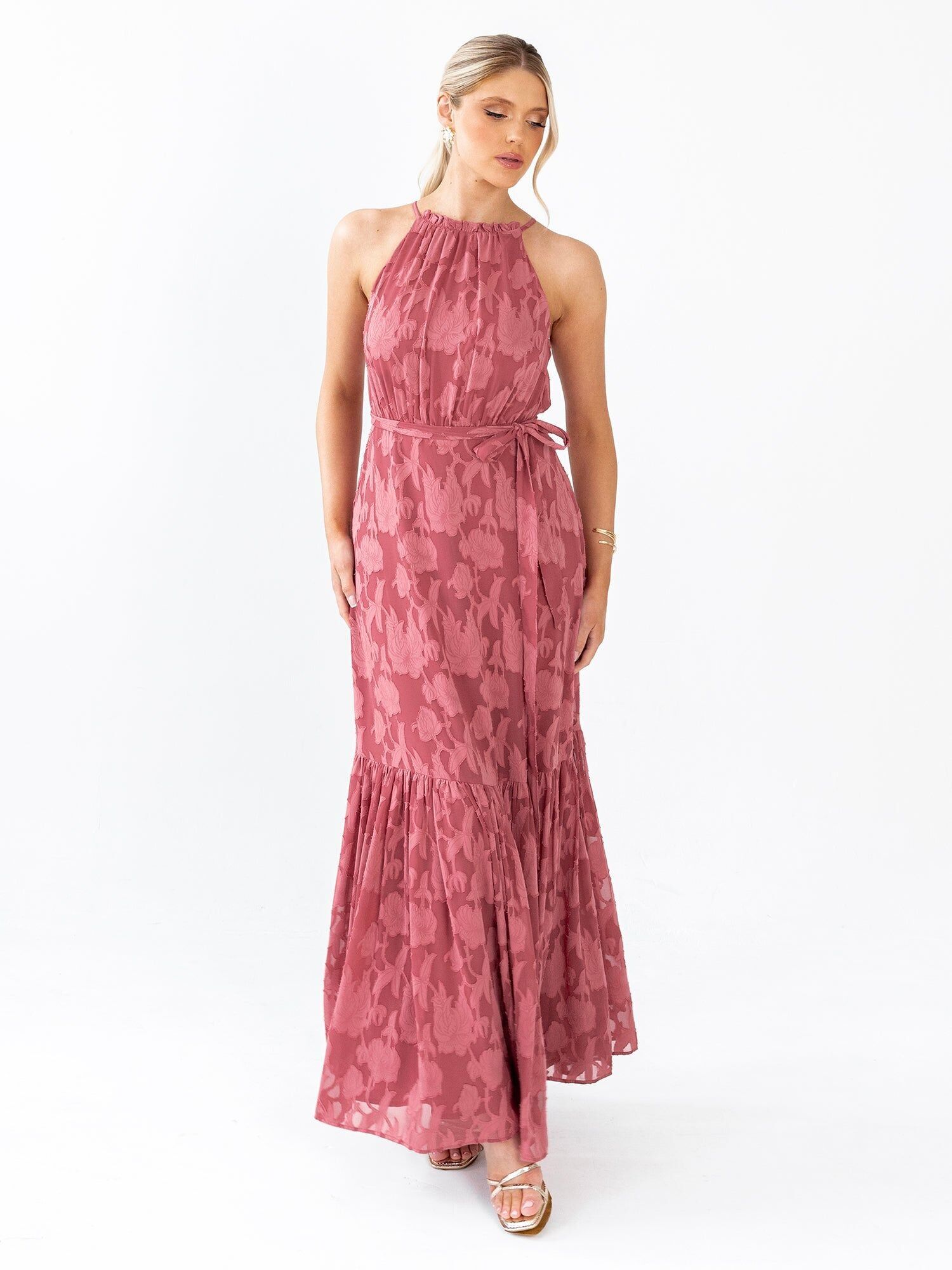 Vestido largo con cuello halter, volantes y cinturón de fajín en rosa granate reciclado de Anaya With Love