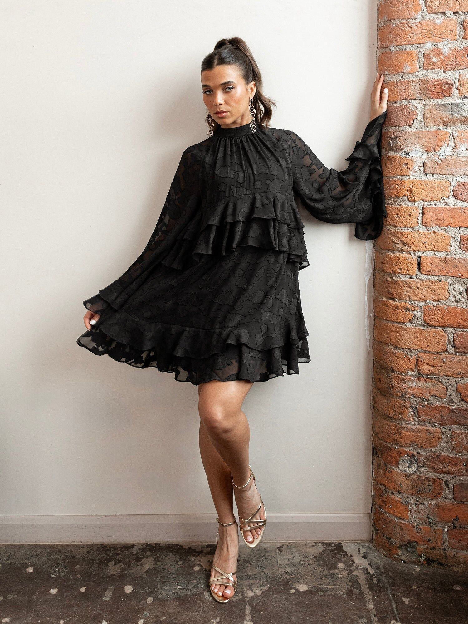 Vestido corto recto de manga larga acampanado con estampado floral negro reciclado de Anaya With Love