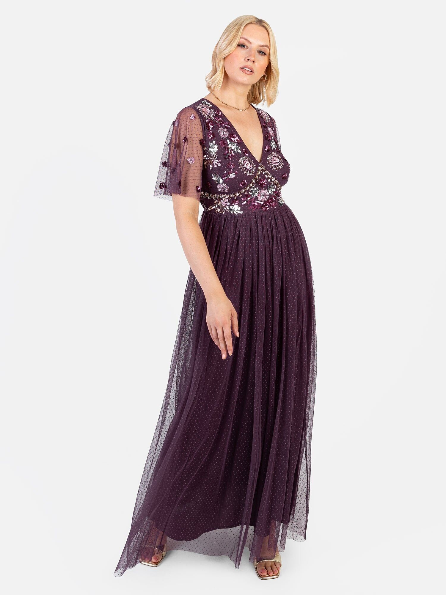 Vestido largo de malla con lunares y adornos florales de Maya Berry