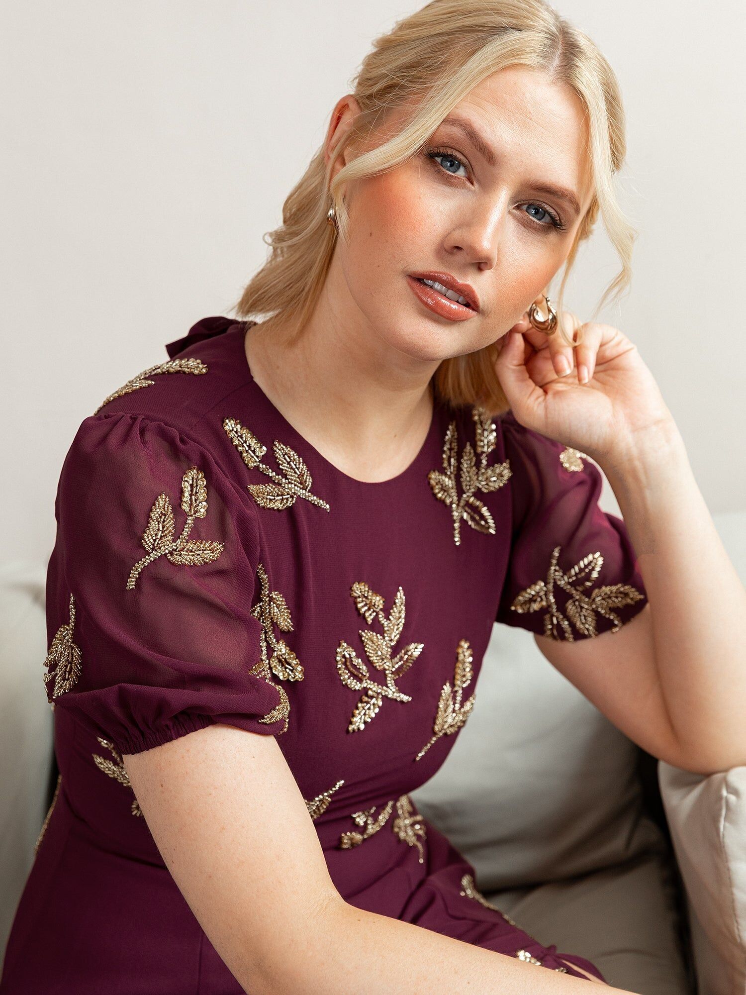 Vestido midi Maya Cranberry con mangas cortas y espalda abierta adornada