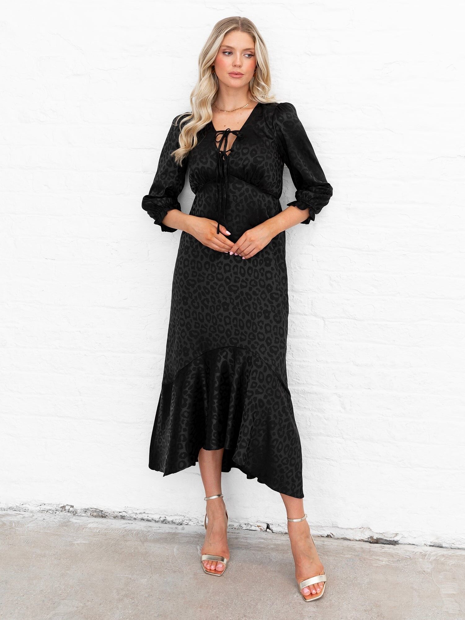 Vestido Lovedrobe de jacquard negro con estampado animal y cuello anudado con dobladillo asimétrico