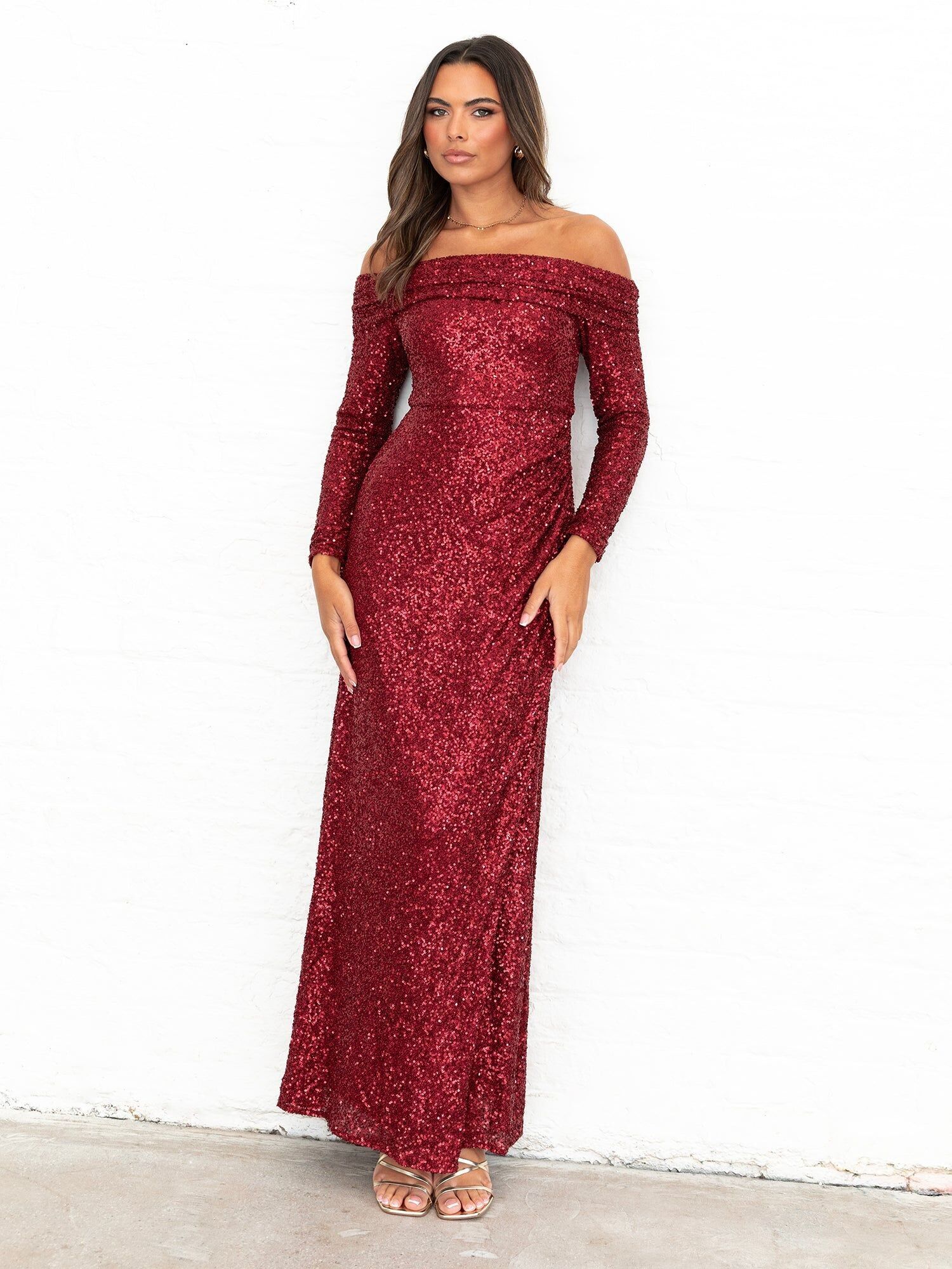 Vestido largo con escote Bardot y mangas largas en rojo con adornos Maya