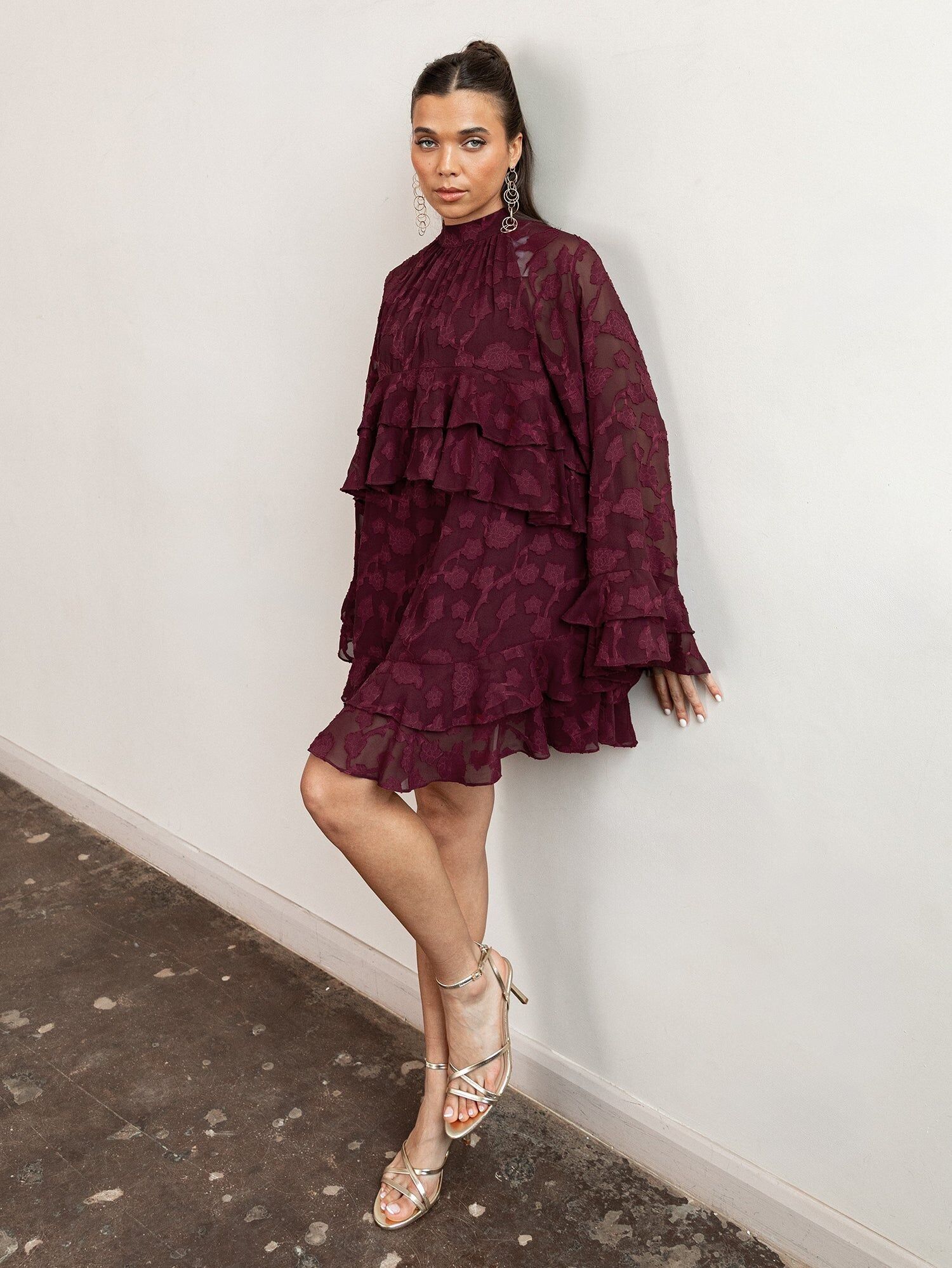 Vestido corto recto de manga larga acampanado con estampado floral granate reciclado de Anaya With Love