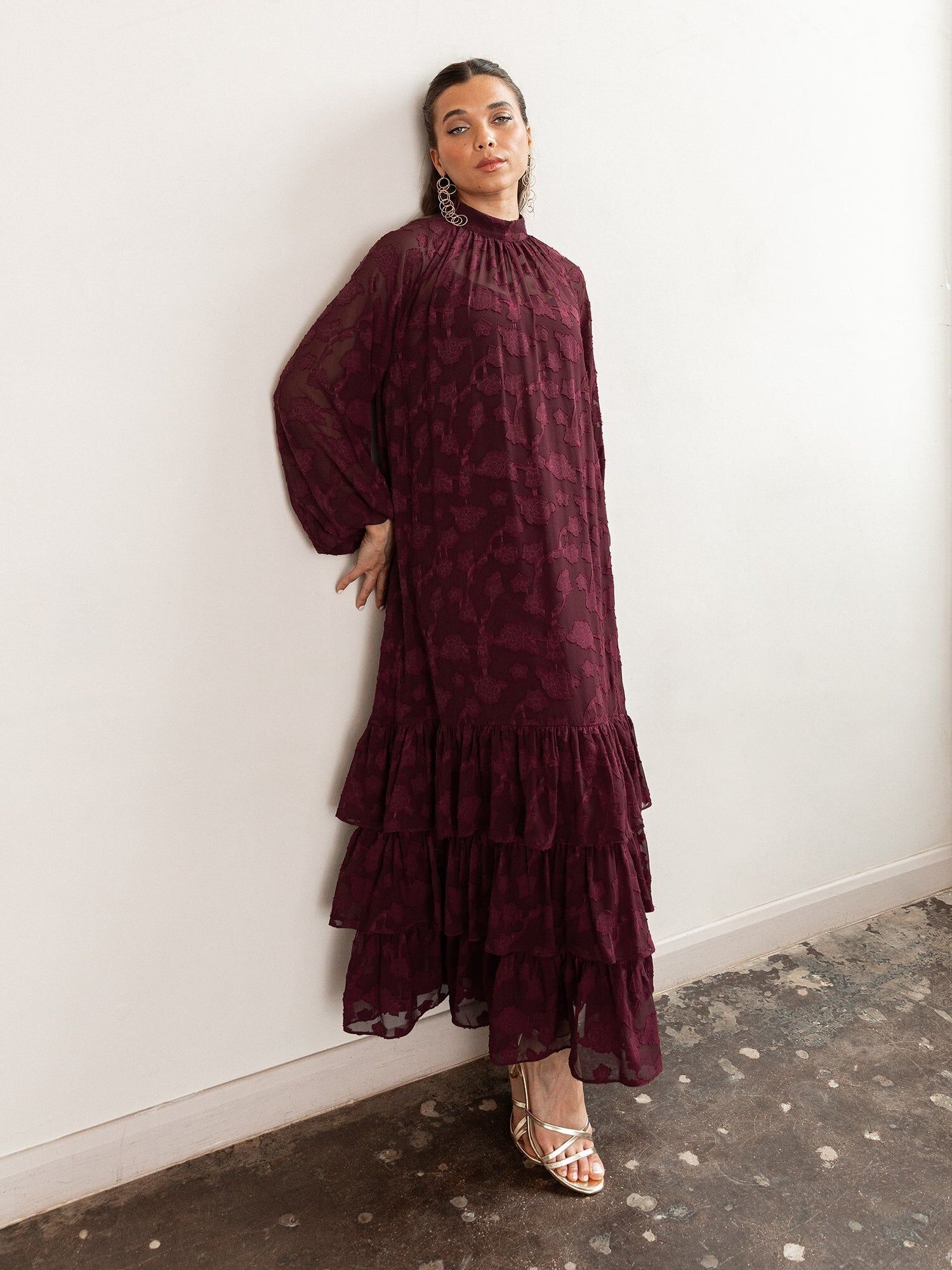 Vestido trapecio midi de manga larga con efecto desgastado y estampado floral granate reciclado de Anaya With Love