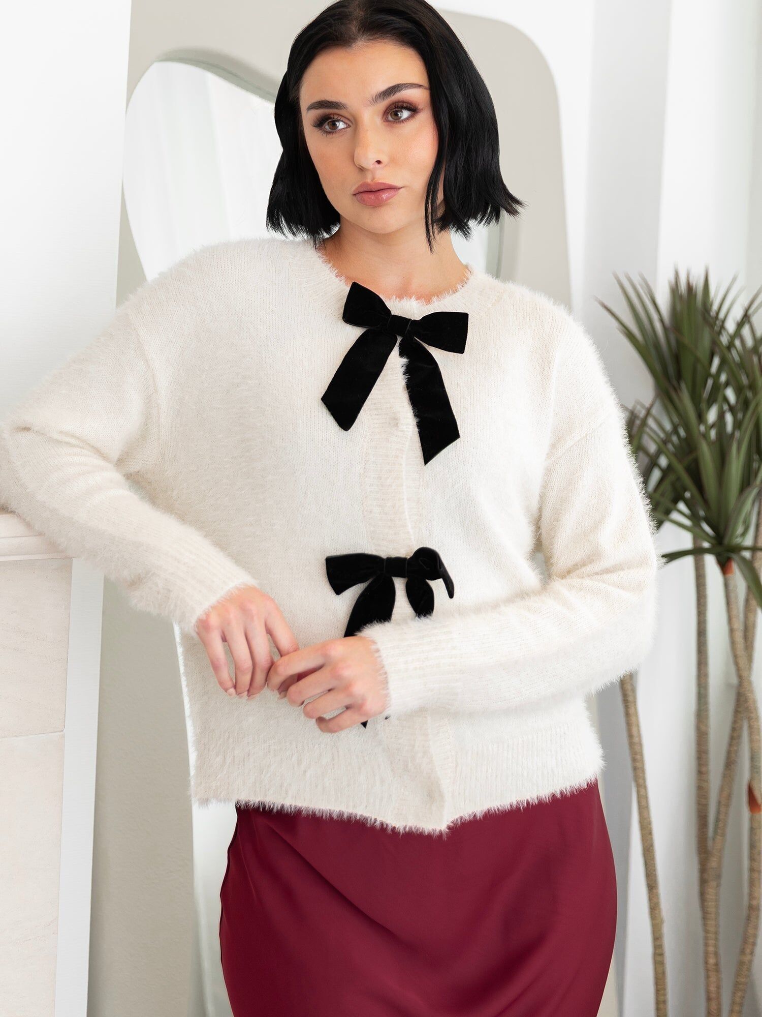 Cárdigan de punto con pestañas color marfil de Lovedrobe con detalle de lazo de terciopelo