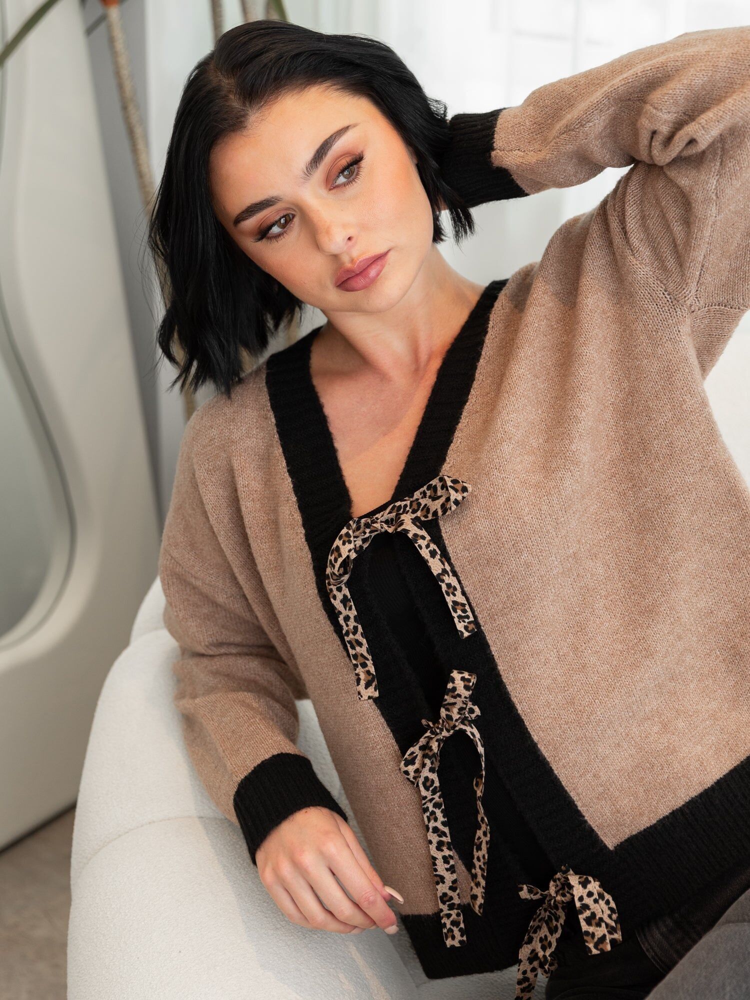 Cárdigan con lazo y estampado animal y bordes en contraste de Lovedrobe