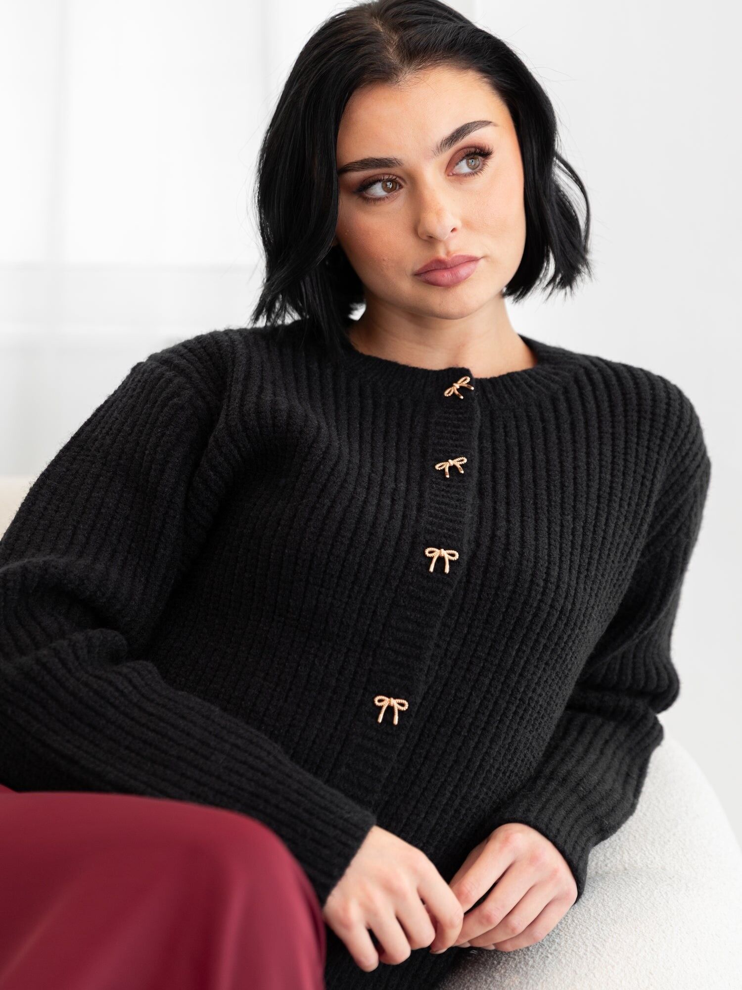 Cárdigan negro con cuello redondo y botones de lazo de Lovedrobe