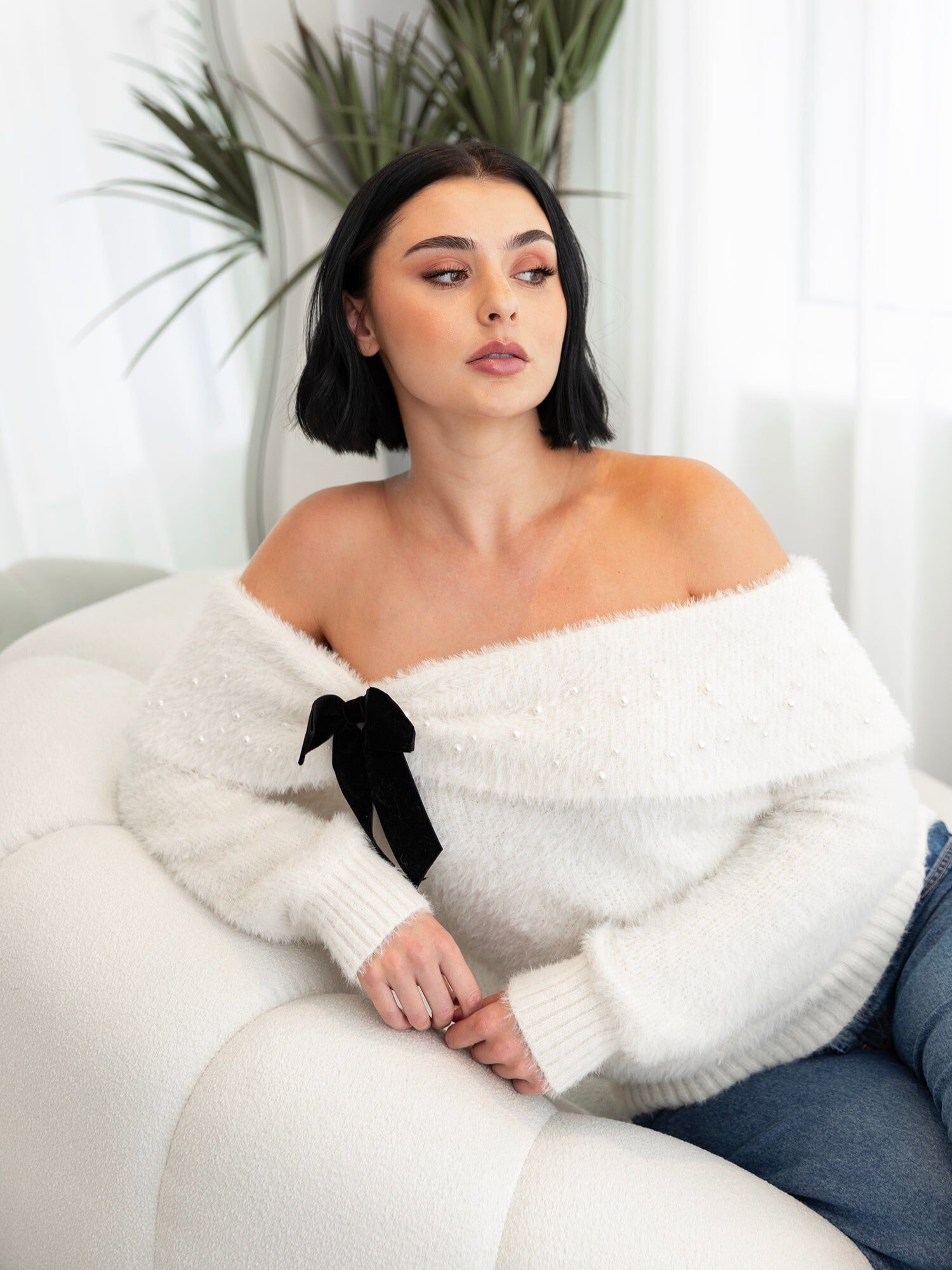 Jersey Bardot color marfil con lazo y perlas de terciopelo de Lovedrobe