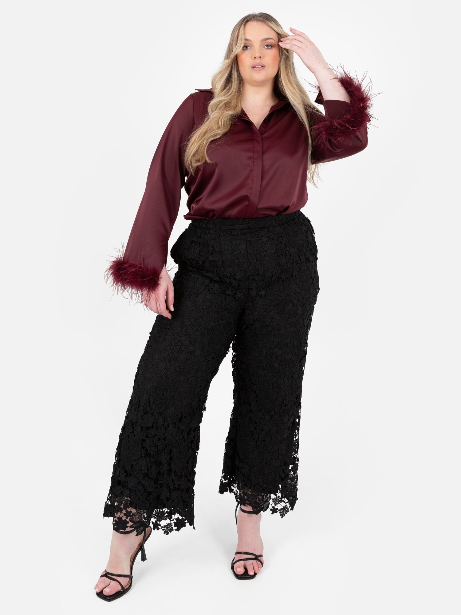 Camisa de satén burdeos con puños de plumas de Lovedrobe