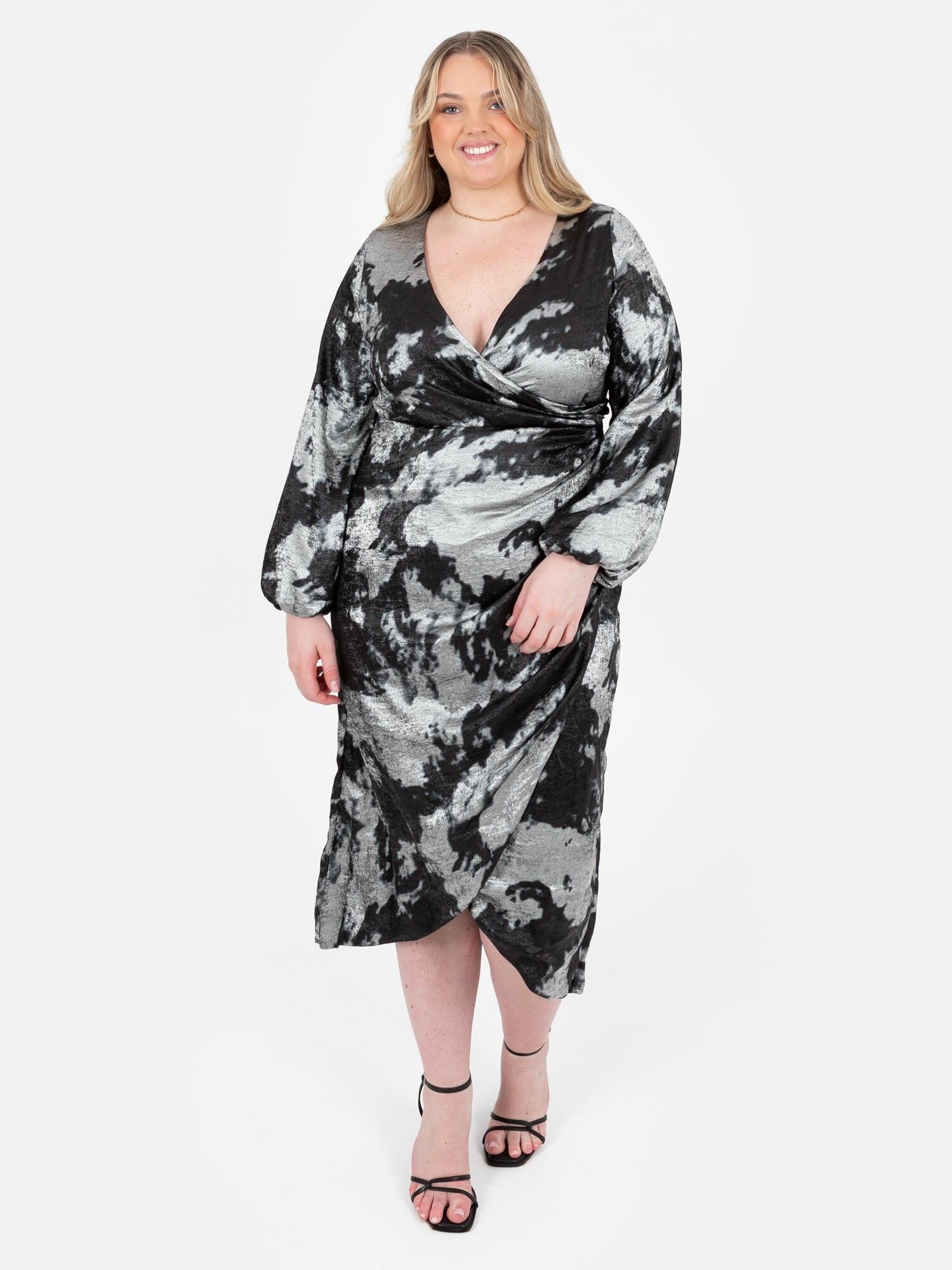 Vestido midi fruncido con mangas largas en negro y plateado de Lovedrobe