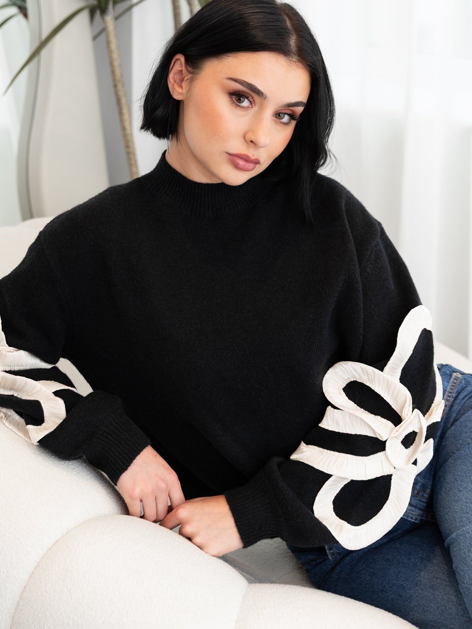 Suéter negro Lovedrobe con aplique de satén con garabatos en las mangas