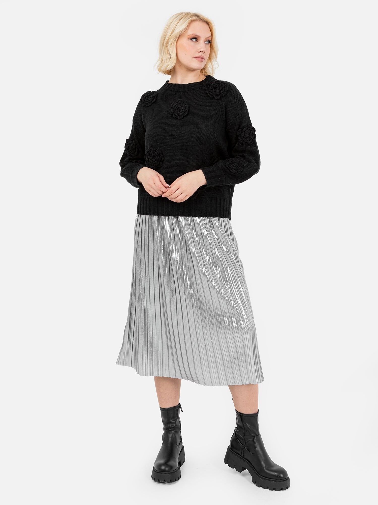 Suéter negro con apliques florales de Lovedrobe