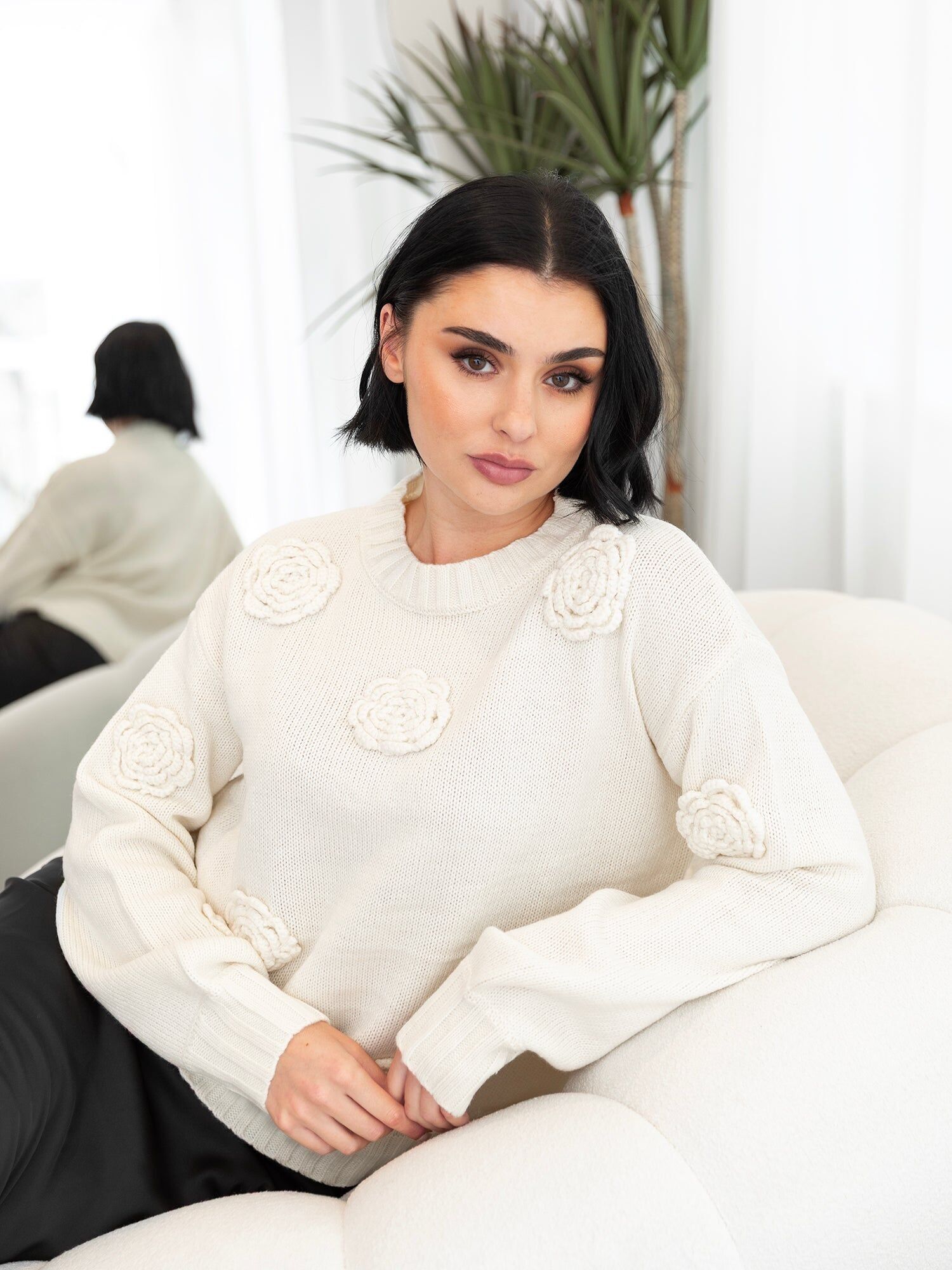 Suéter con apliques florales color crema de Lovedrobe
