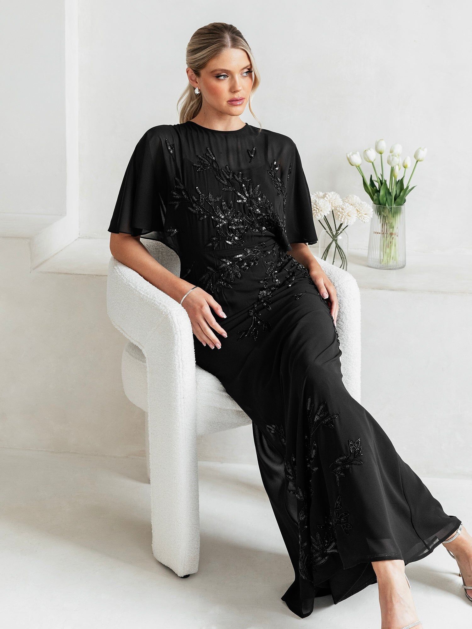 Vestido largo con mangas de ángel y adornos florales negros Maya