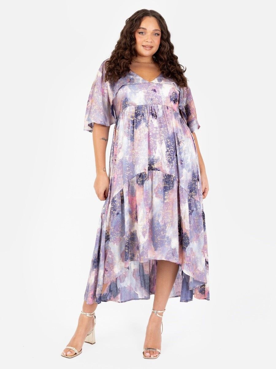 Vestido morado con mangas estilo capa y diseño escalonado de Lovedrobe con detalles metálicos