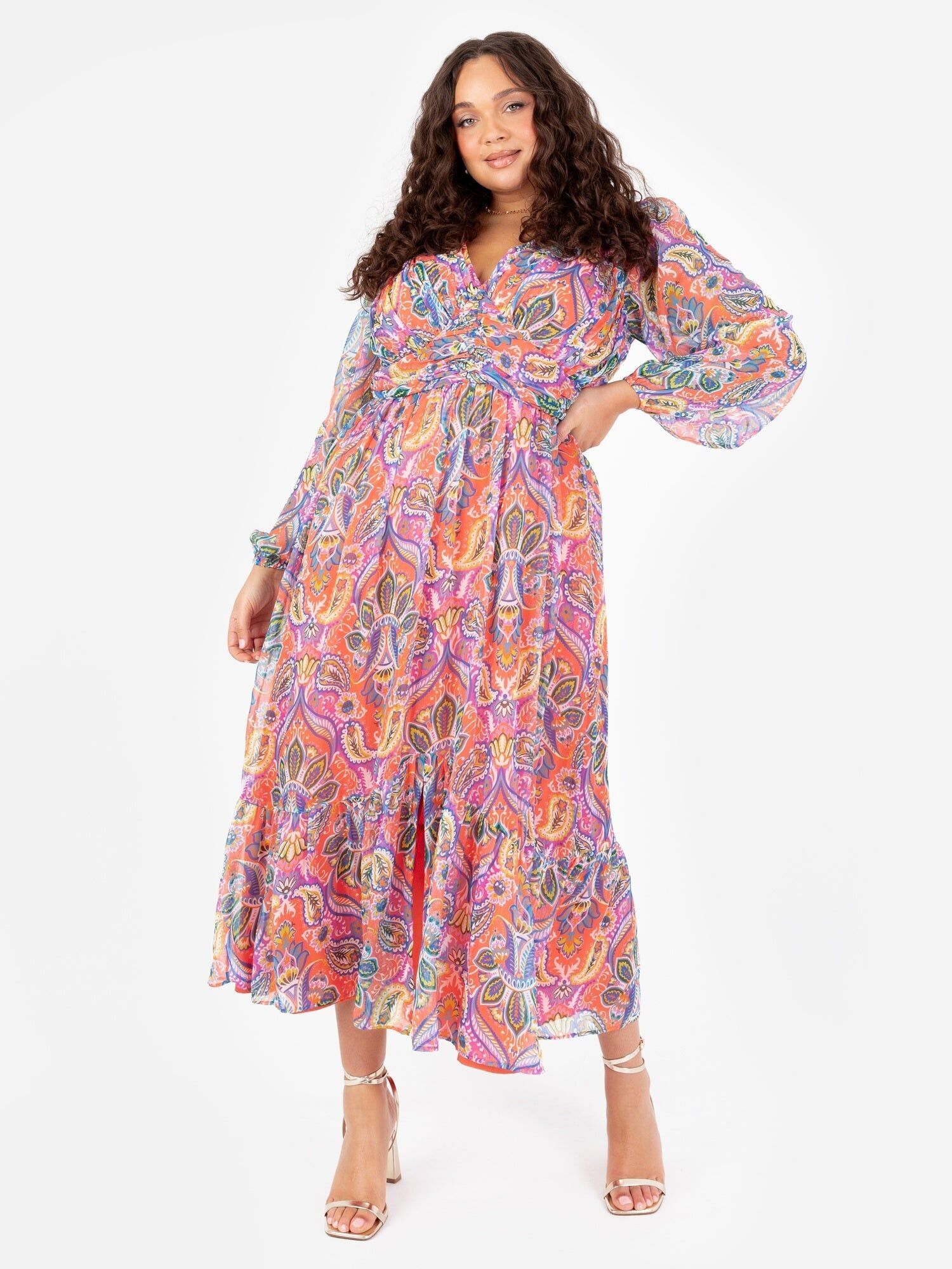 Vestido midi de manga larga con cuello en V y estampado paisley de Lovedrobe
