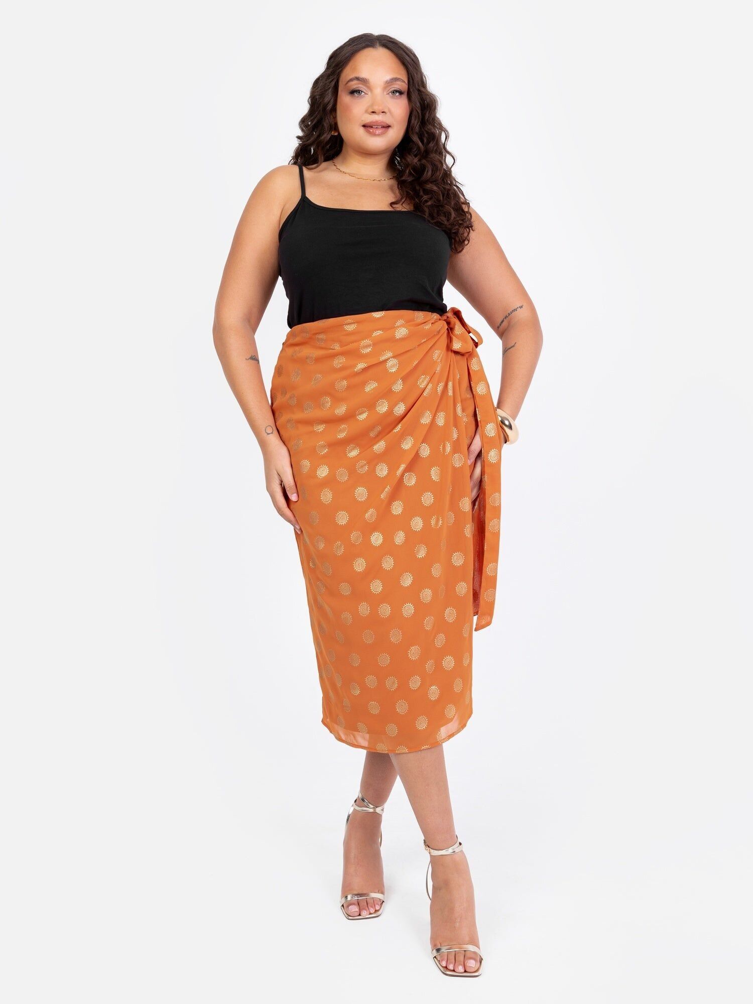 Falda midi cruzada funcional naranja con detalles metalizados de Lovedrobe