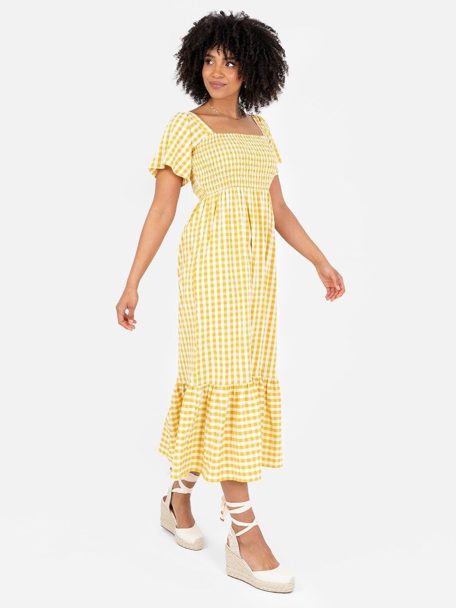 Vestido midi de cuadros vichy amarillos con mangas de ángel y escote cuadrado de Lovedrobe