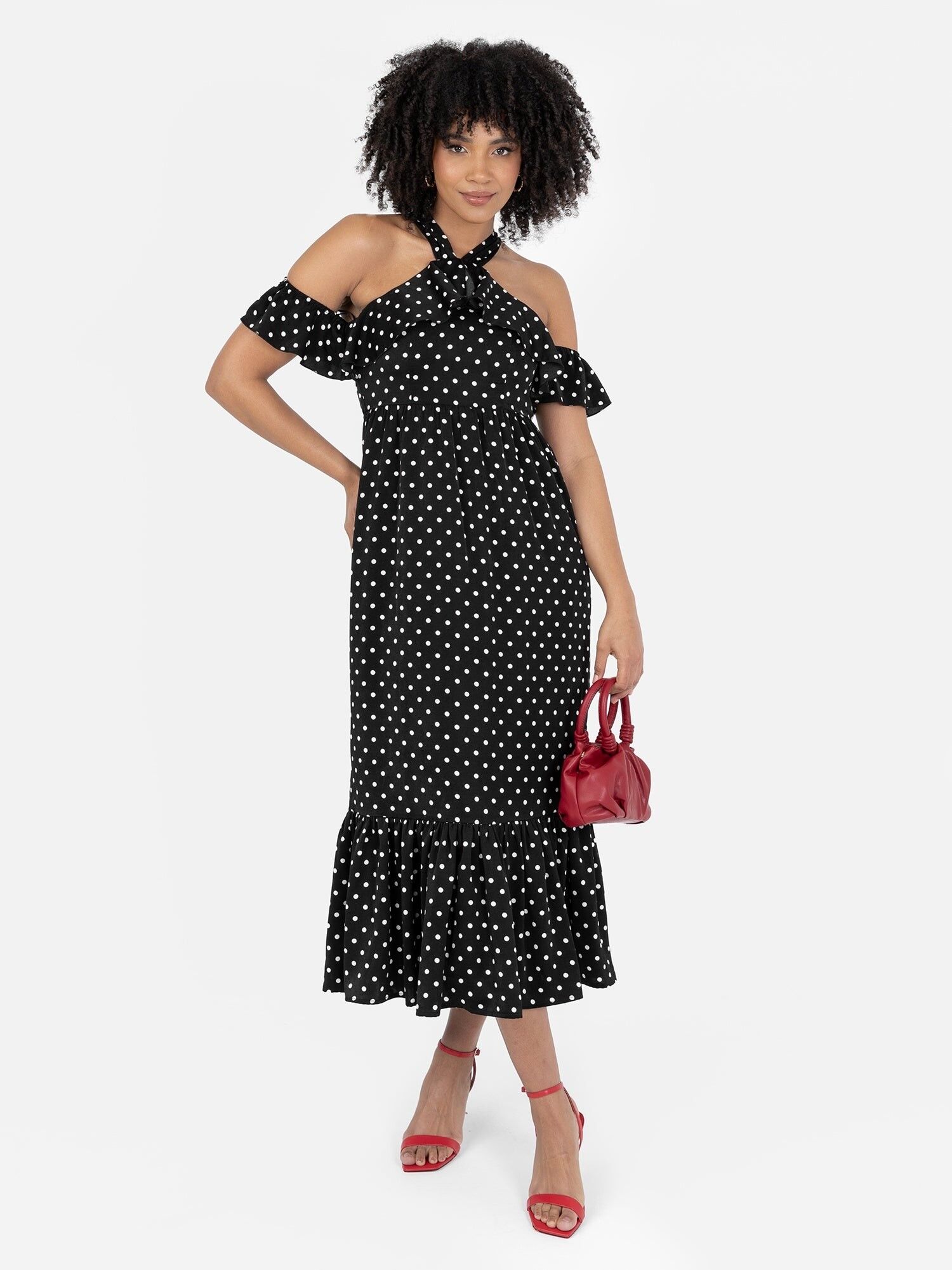 Vestido midi con cuello halter, hombros descubiertos y lunares negros de Lovedrobe