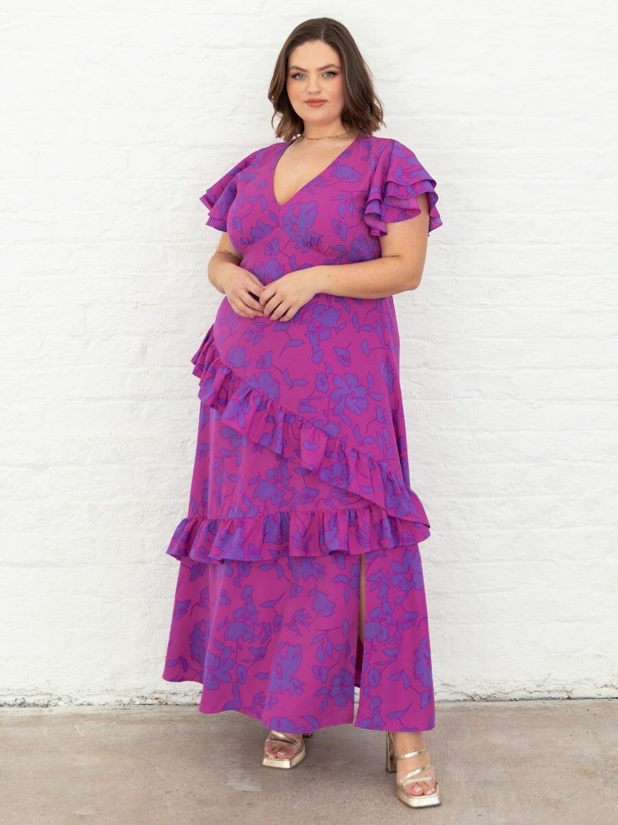 Vestido midi con cuello en V, mangas acampanadas y estampado floral morado de Lovedrobe