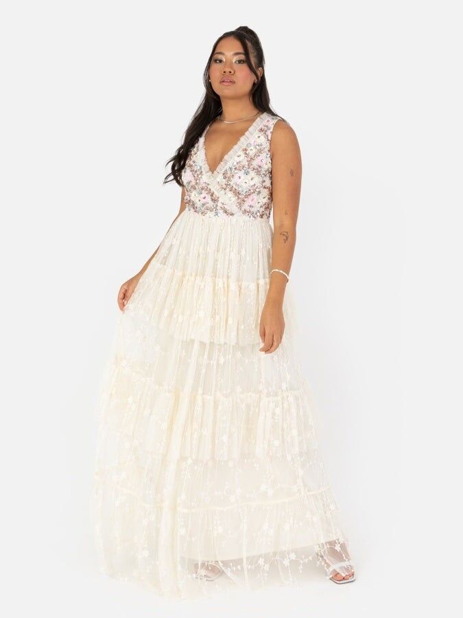 Vestido largo escalonado con adornos florales Maya y detalle de tul bordado