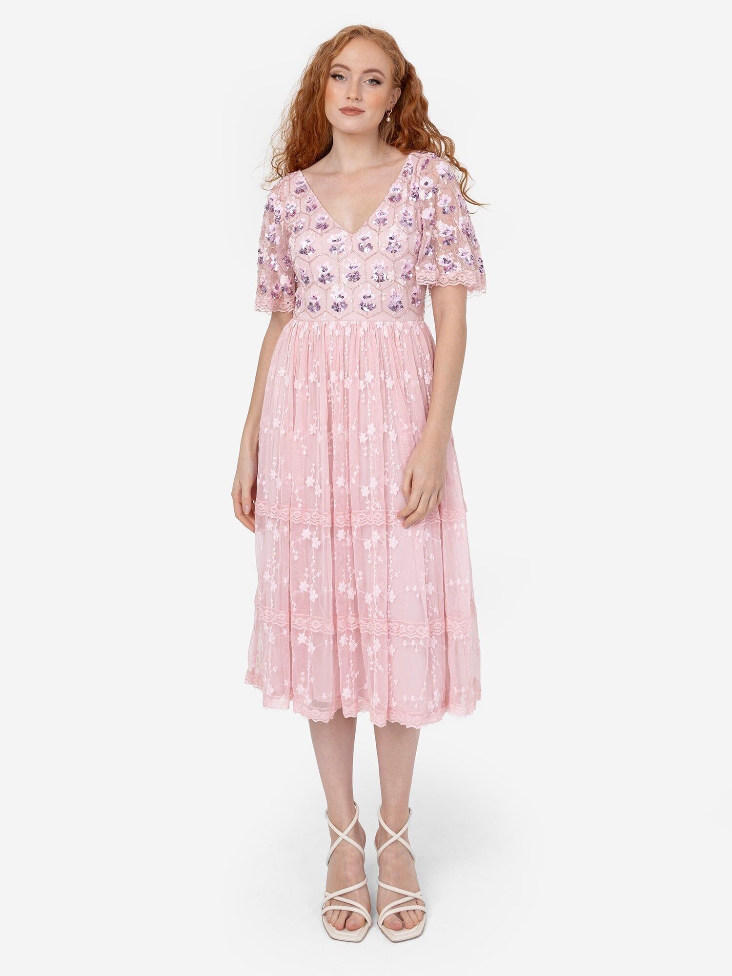 Vestido midi con bordado y motivos florales en rosa Maya