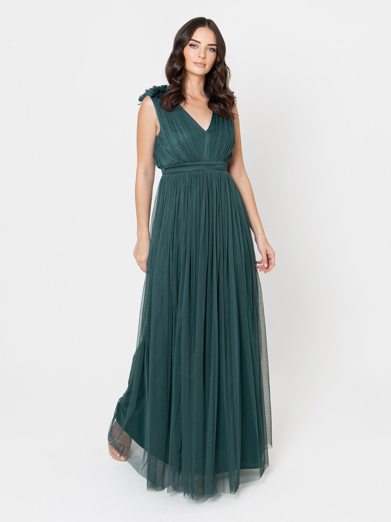 Vestido largo verde esmeralda Maya con detalle de volantes en los hombros