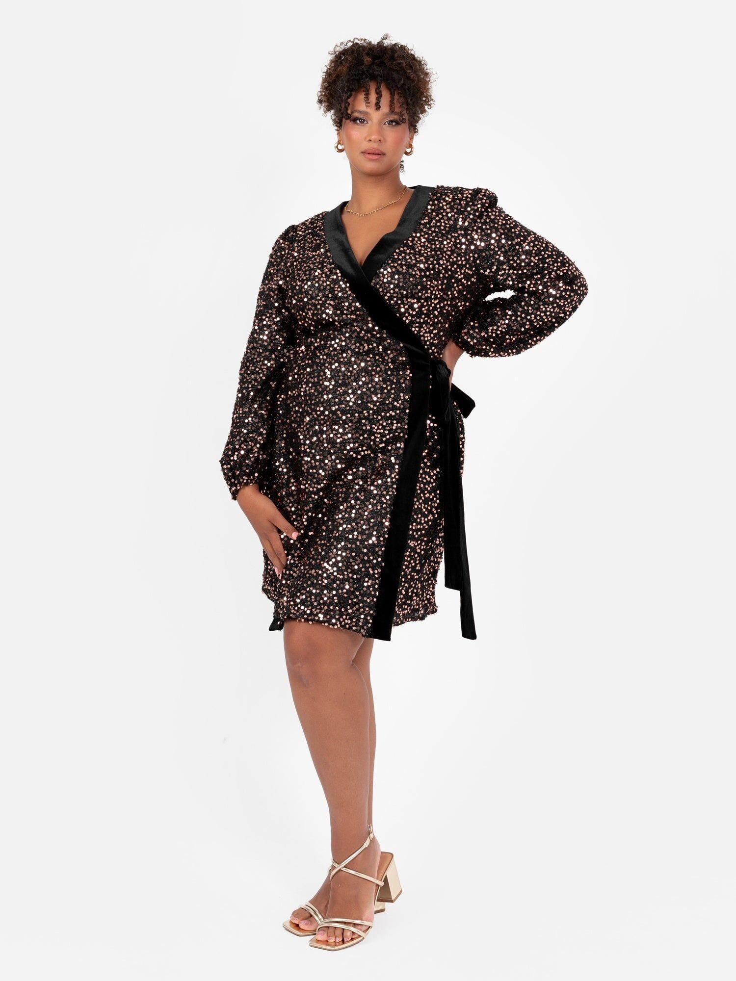 Vestido mini cruzado con lentejuelas y oropel de Lovedrobe y ribete de terciopelo