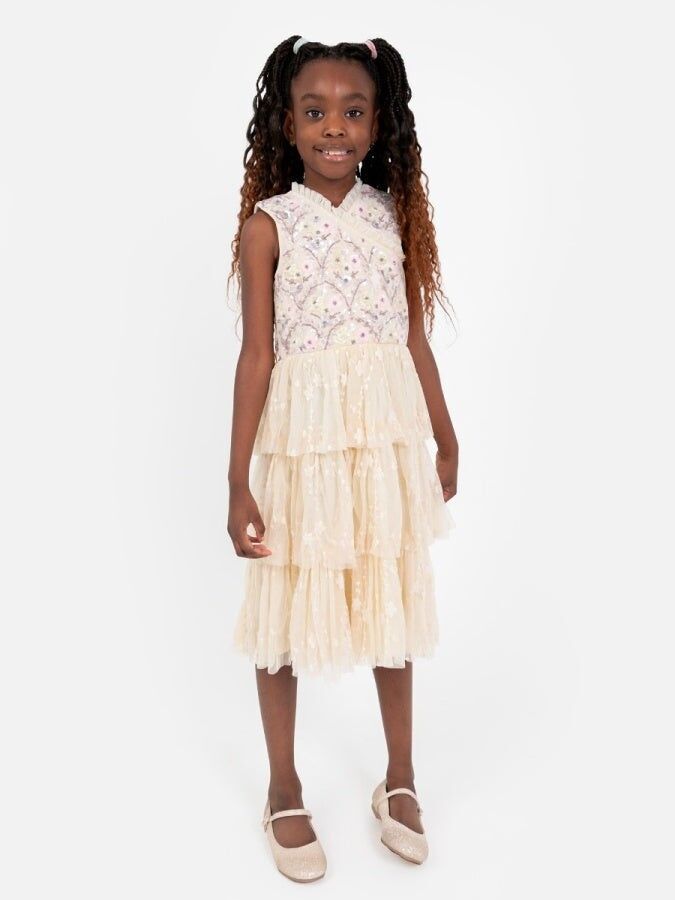 Minivestido midi escalonado con adornos florales Maya y detalle de tul bordado