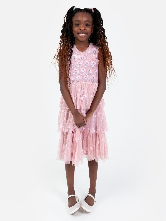 Minivestido midi escalonado con adornos florales en rosa Maya y detalle de tul bordado