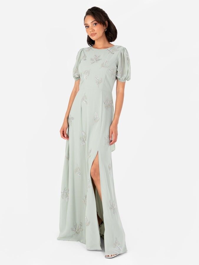Robe longue Maya vert sauge ornée, manches courtes et dos nu