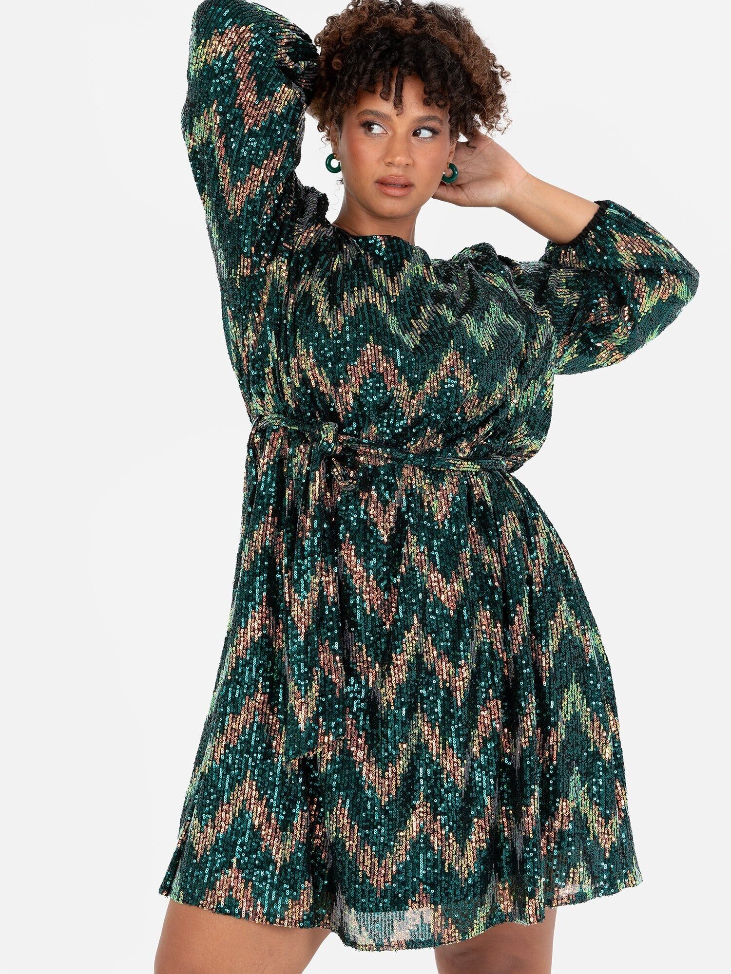 Robe mini ceinturée à manches longues et sequins en zigzag Lovedrobe Luxe