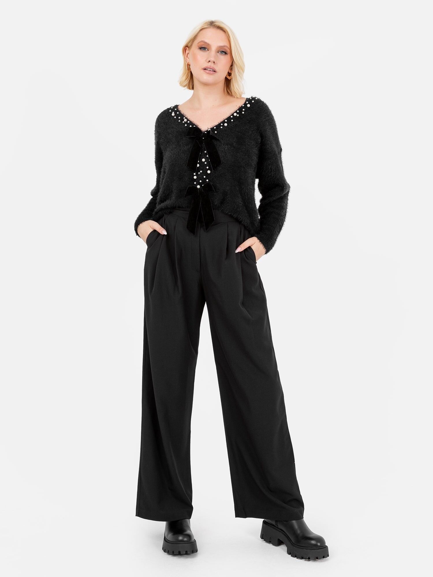 Gilet noir Lovedrobe avec bordure perlée et fermeture à nœud en velours