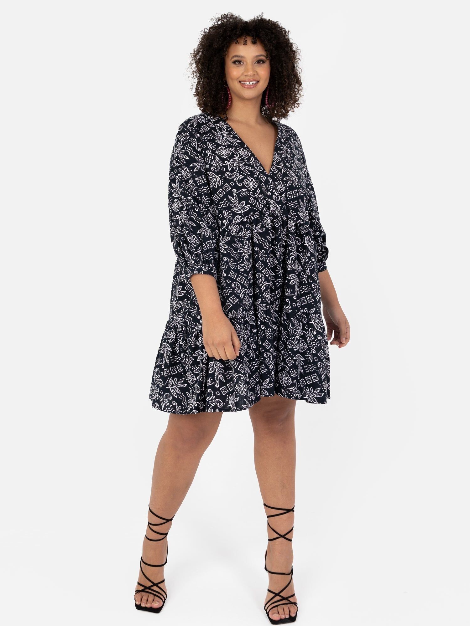 Robe courte smockée monochrome en coton Lovedrobe