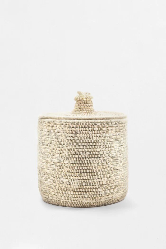 Weißer, handgewebter Wäschekorb aus Wolle mit Palmenmotiv und Deckel – marokkanische Aufbewahrungsmöglichkeit