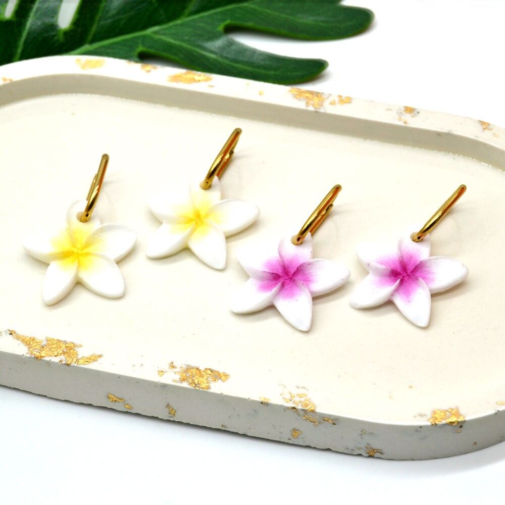 Handgefertigte Frangipani-Ohrringe: Creolen aus Harz und vergoldet