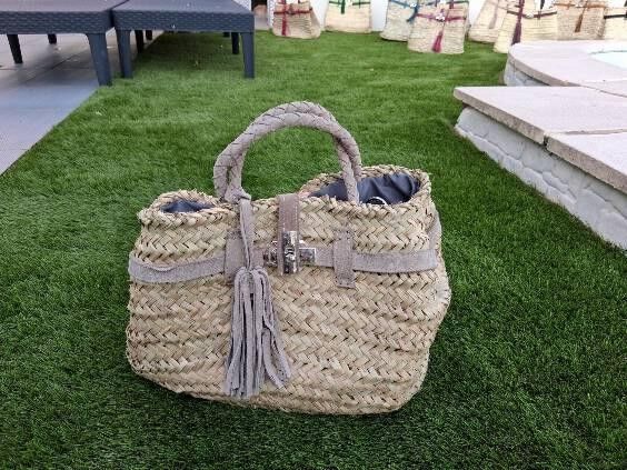 Noa Basket Talla S - Bolso de mano pequeño de ante y rafia gris