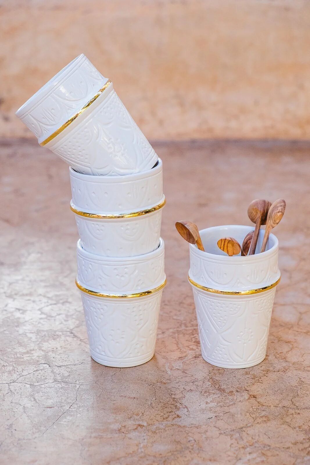 Tazas de cerámica Beldi con relieve - Blancas con borde de oro de 12 quilates (juego de 2)