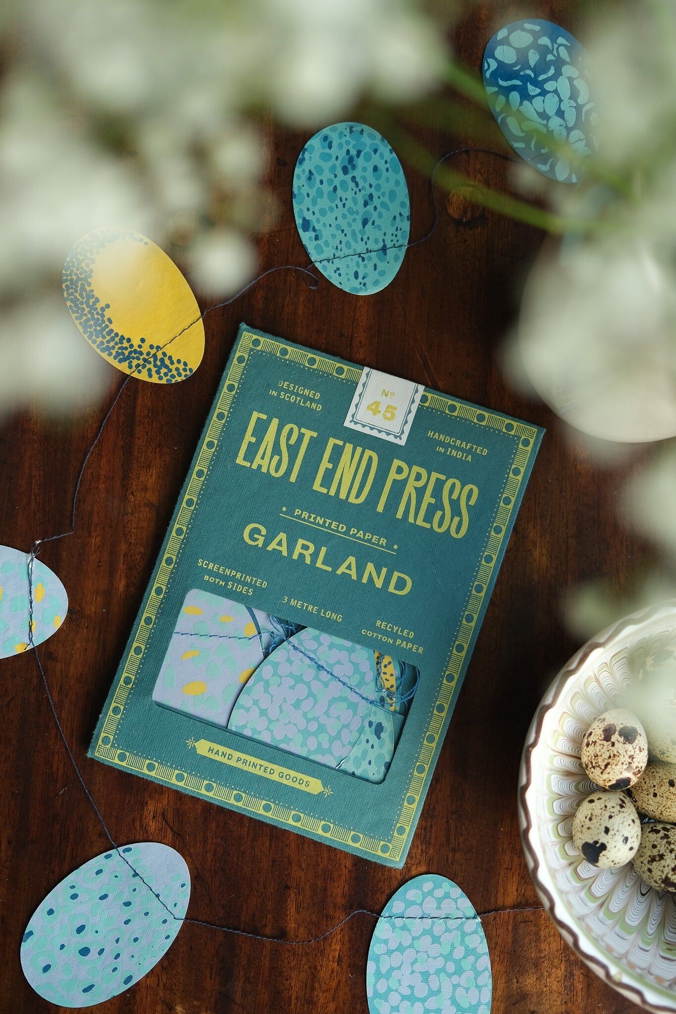 Girlande aus blau gesprenkelten Eiern