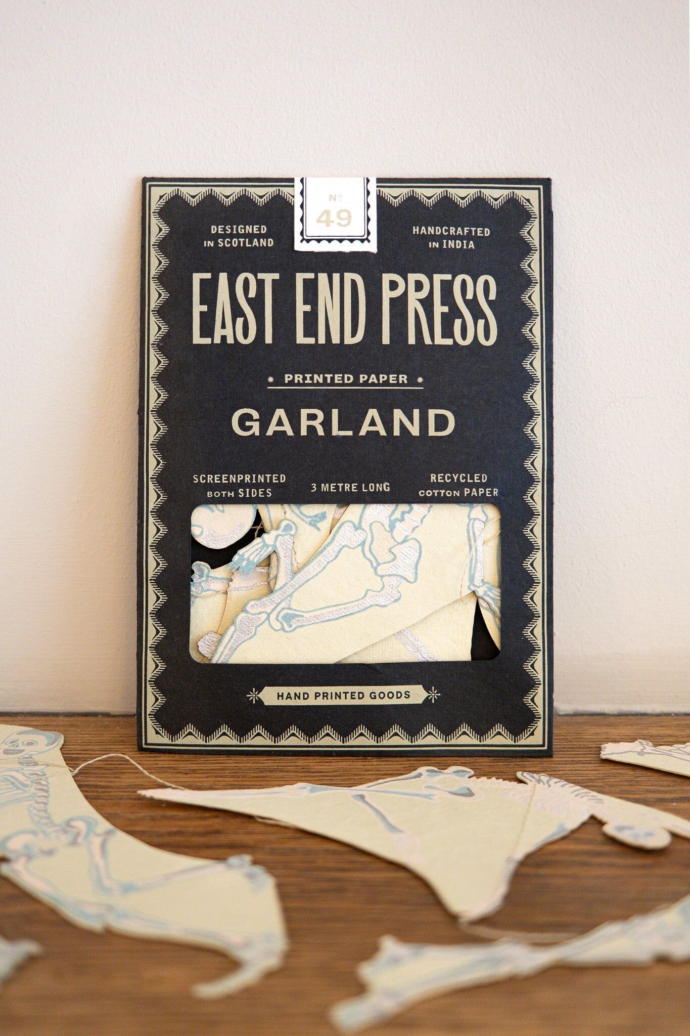 Genähte Girlande mit tanzenden Skeletten